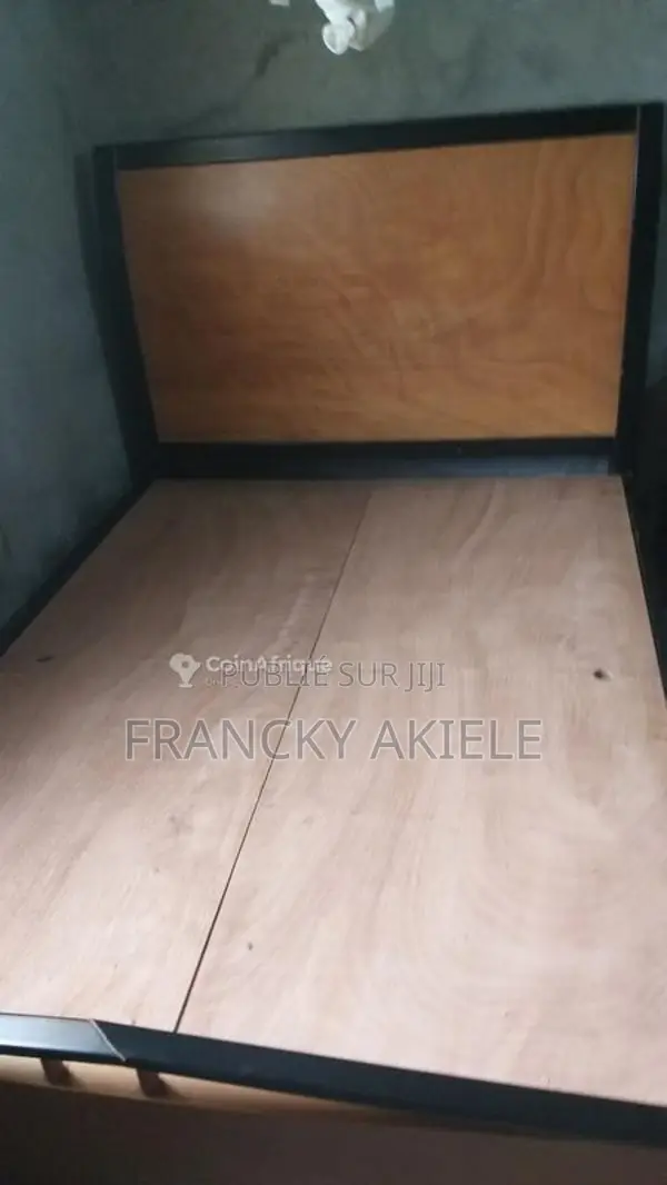 Lit design confortable et élégant à vendre