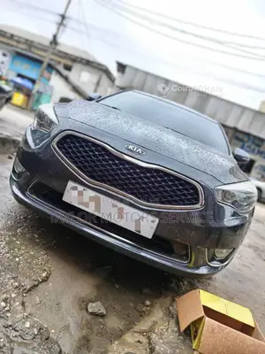 Berline Kia K7 2013 élégante et confortable