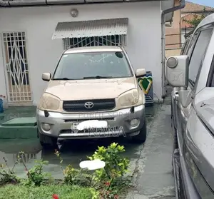 Photo - Toyota RAV4 2010 - SUV compact en bon état