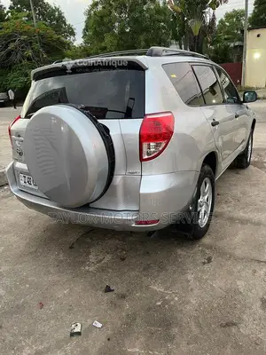 Toyota RAV4 2008 - SUV essence automatique en excellent état