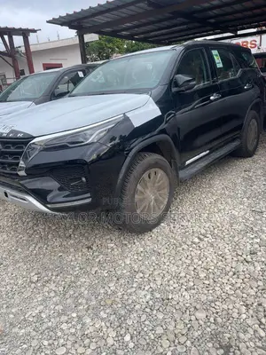 Photo - Toyota Fortuner 2023 - SUV 4x4 Essence Automatique Neuf