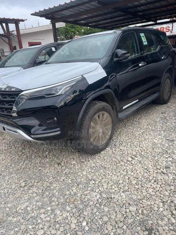 Toyota Fortuner 2023 - SUV 4x4 Essence Automatique Neuf
