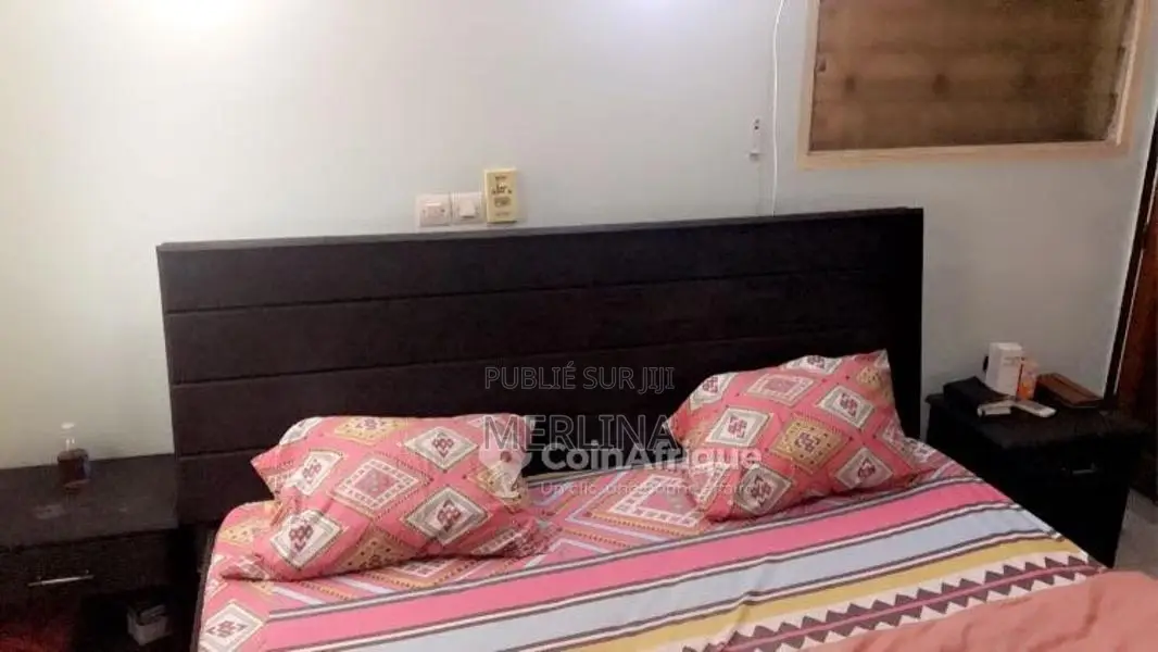 Lit complet avec matelas et deux duvets confortables