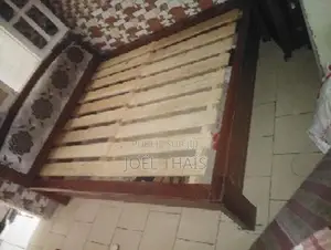 Photo - Lit en bois traditionnel 1m80