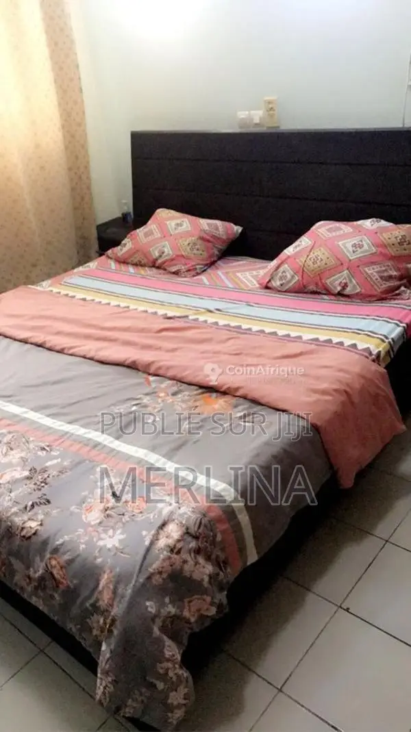 Lit complet avec matelas et deux duvets confortables