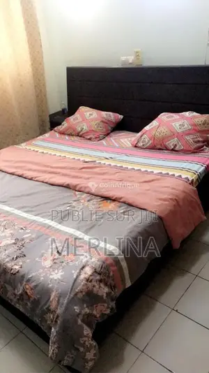 Lit complet avec matelas et deux duvets confortables