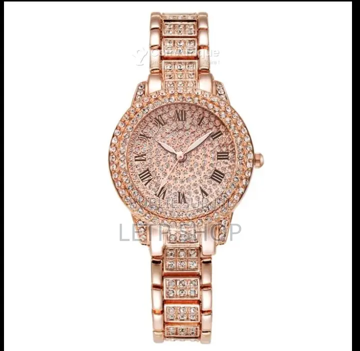 Montre élégante ornée de strass et bracelet doré