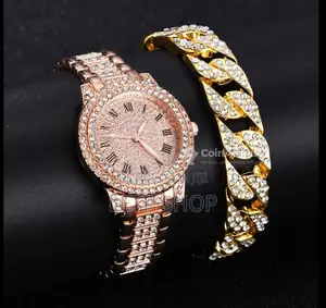 Montre élégante ornée de strass et bracelet doré