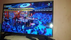 Photo - Téléviseur Startrack 43 pouces - Modèle complet