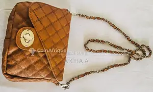 Photo - Sac à main élégant en simili cuir noir