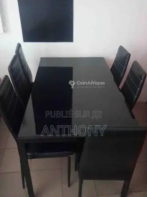 Table à manger noir moderne avec 6 chaises assorties