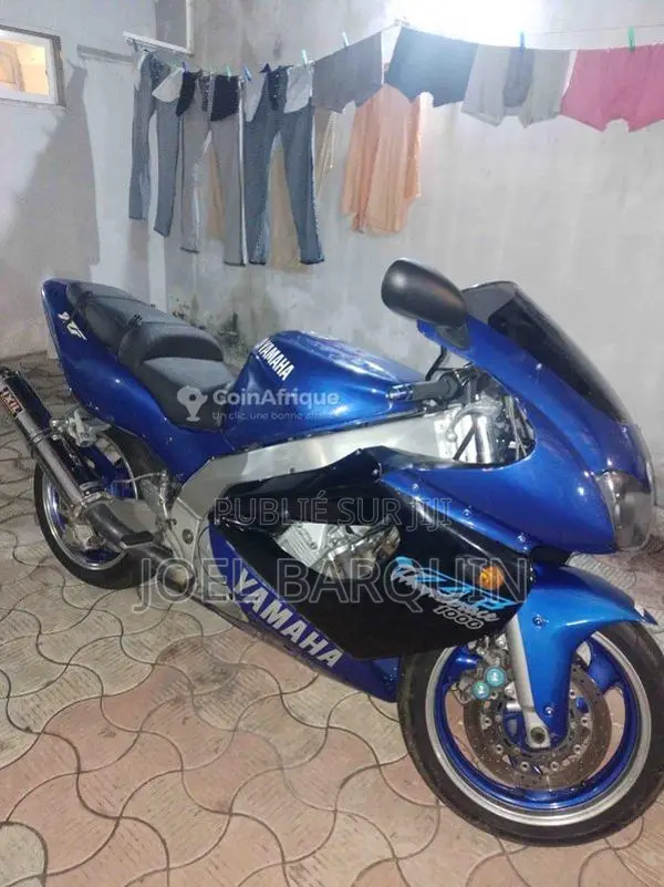 Moto Yamaha vintage 1996 en excellent état