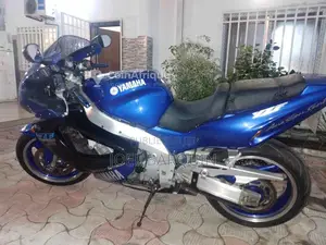 Moto Yamaha vintage 1996 en excellent état