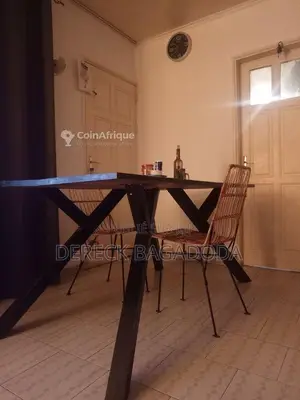 Photo - Chaises de terrasse élégantes en fer et liane naturelle