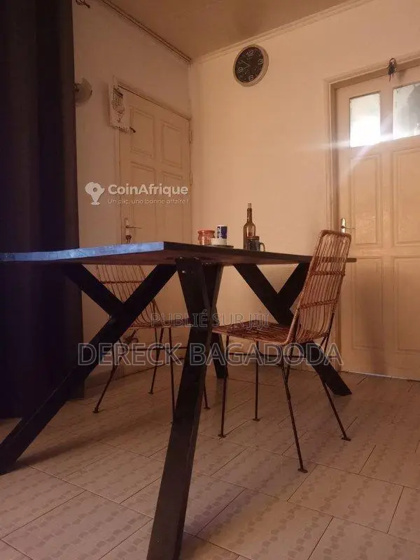 Chaises de terrasse élégantes en fer et liane naturelle