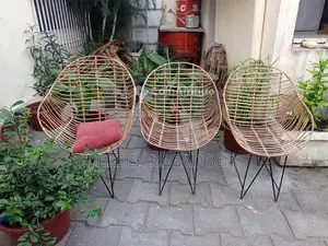 Chaises de terrasse élégantes en fer et liane naturelle