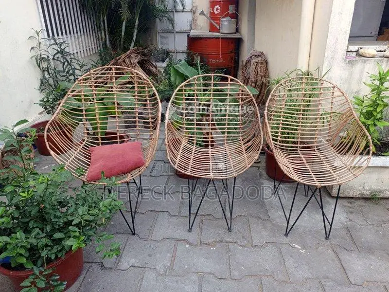 Chaises de terrasse élégantes en fer et liane naturelle