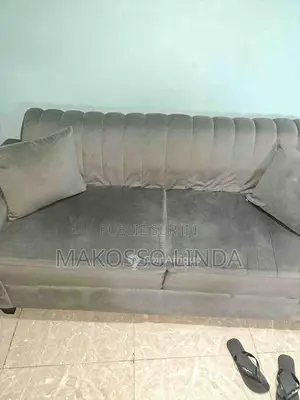 Photo - Canapé 3 places en daim marron, design élégant