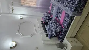 Furnished 2chbre Appartement dans Maison Jaspe, Poto-Poto à Louer